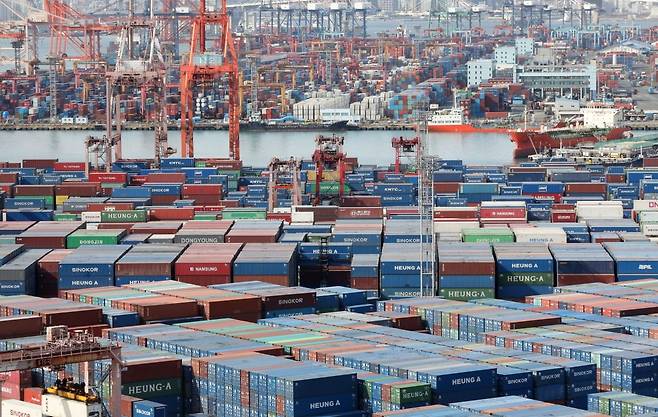 6일 부산항 신선대부두와 감만부두 야적장에 컨테이너가 가득 쌓여 있다. 사진=뉴스1