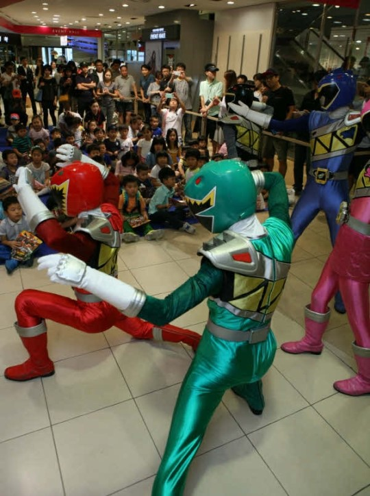 2014년 9월 21일 서울 용산구 아이파크백화점에서 열린 대원미디어의 ‘파워레인저’ 홍보 행사를 어린이들이 흥미진진하게 바라보고 있다. 경향신문 자료사진