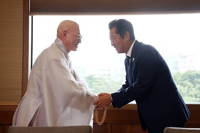 더불어민주당 정청래 대표(오른쪽)가 지난해 8월11일 서울 조계사에서 조계종 총무원장 진우스님을 예방, 악수하고 있다. 연합뉴스