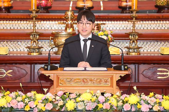 10일 오후 서울 종로구 조계사 대웅전에서 열린 청와대불자회장 취임법회에서 하정우 청와대불자회장(AI수석)이 취임사를 하고 있다. 조계종 총무원 제공