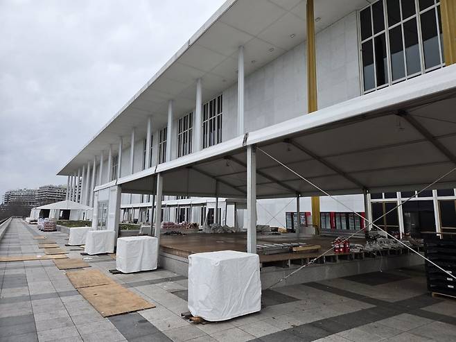 지난해 12월 10일(현지시간) 미국 워싱턴DC 케네디센터에서 건물 리모델링 작업이 진행 중인 모습. 워싱턴=임성수 특파원