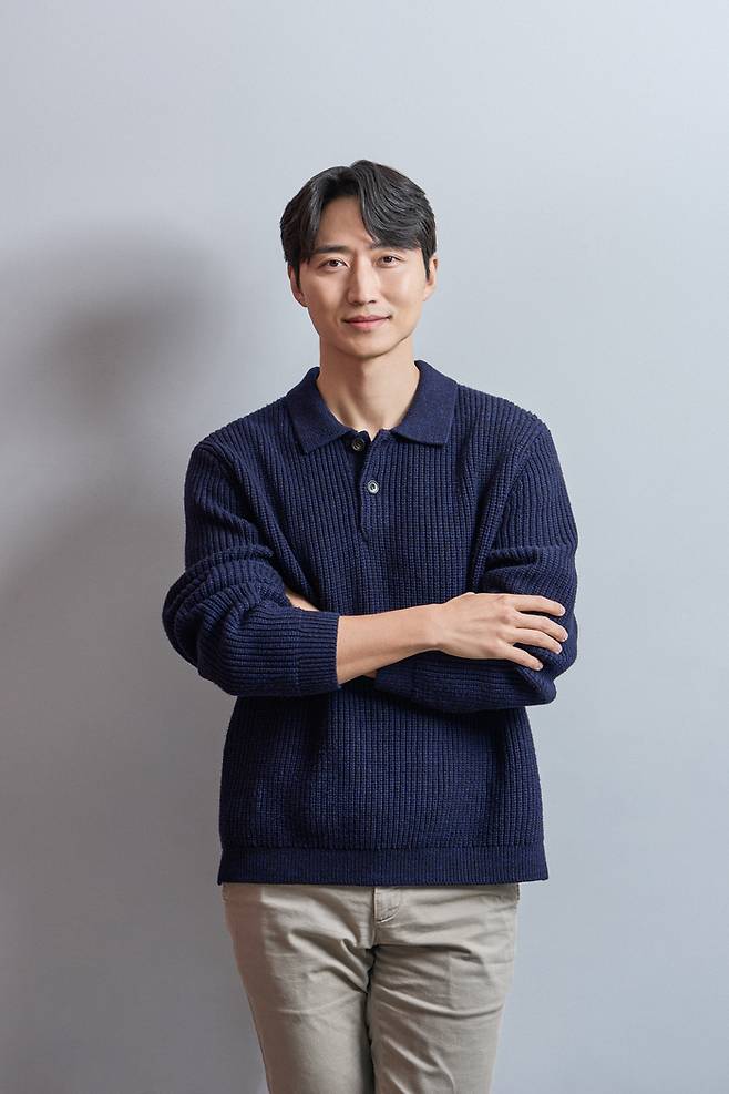 신간 ‘명료함’을 내놓은 오탁민 작가.(탁희재 제공)