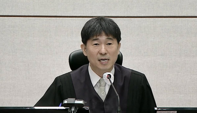 지난해 10월 13일 서울 서초구 서울중앙지법에서 열린 윤석열 전 대통령의 내란 우두머리·직권남용 권리행사 방해 혐의 사건 속행 공판에서 지귀연 부장판사가 발언하고 있다.연합뉴스