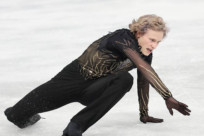 지난 14일 이탈리아 밀라노 아이스스케이팅 아레나에서 열린 2026 밀라노-코르티나 동계올림픽 남자 싱글 프리 스케이팅에 출전한 미국 일리야 말리닌이 착지 실수로 넘어지고 있다. 유력한 우승 후보로 꼽히던 말리닌은 아쉬운 연기를 보이며 264.49점으로 8위에 머물렀다. [연합]