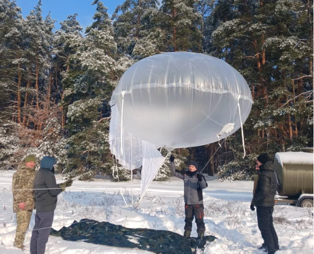 월스트리트저널(WSJ)은 16일(현지시간) 센서, 자율운행, 첨단 소재 기술의 결합으로 풍선이 우크라이나 전장부터 태평양에 이르는 곳곳에서 다시 널리 쓰이고 있다고 보도했다.[Aerobavovna 제공]