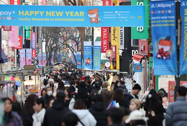 중국 최대 명절 춘제를 앞두고 12일 서울 중구 명동 거리에 중국인 관광객들을 상대로 한 간편결제 수단 등을 홍보하는 현수막이 게시돼 있다. [연합]