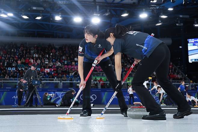컬링 여자 라운드로빈 한국과 스위스의 경기에서 설예은과 김민지가 스위핑하는 모습. [연합]