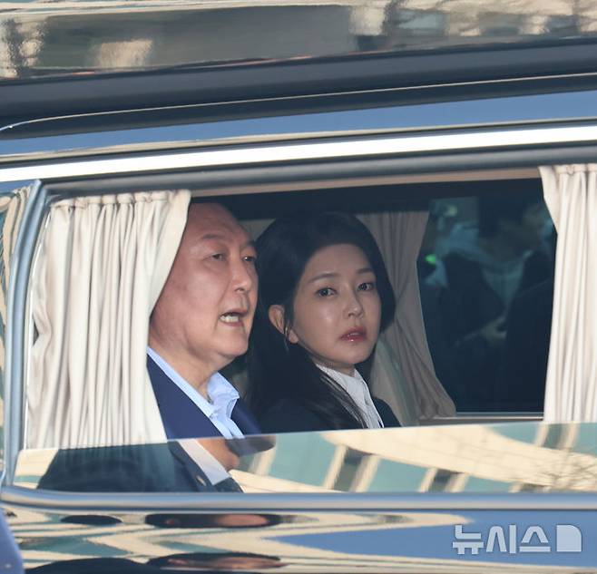 [서울=뉴시스] 황준선 기자 = 윤석열 전 대통령과 김건희 여사가 헌법재판소 파면 결정 후 일주일 만인 11일 오후 서울 용산구 한남동 대통령 관저를 떠나고 있다. (공동취재) 2025.04.11. photo@newsis.com