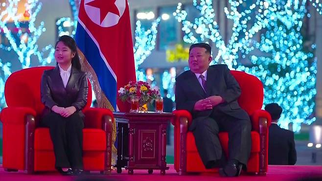 [서울=뉴시스] 김정은 북한 국무위원장이 지난해 4월 15일 딸 주애와 평양 화성지구 3단계 1만세대 살림집(주택) 준공식에 참석했다고 조선중앙TV가 이튿날 보도했다. (사진=조선중앙TV 캡처) 2026.02.17. photo@newsis.com *재판매 및 DB 금지