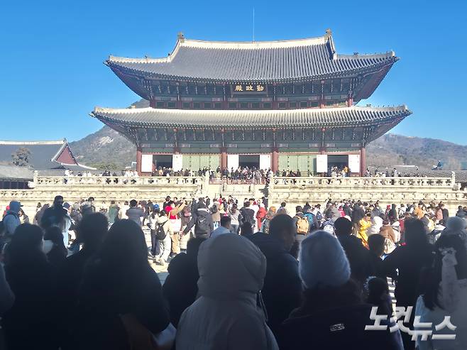 설 당일인 17일 서울 종로구 경복궁이 가족 단위 나들이객으로 붐비는 모습. 주보배 기자