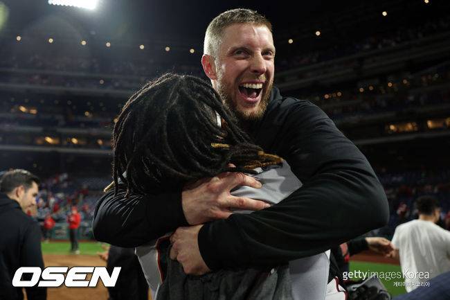 [사진] 애리조나 메릴 켈리가 2023년 월드시리즈 진출이 확정된 뒤 기뻐하고 있다. ⓒGettyimages(무단전재 및 재배포 금지)