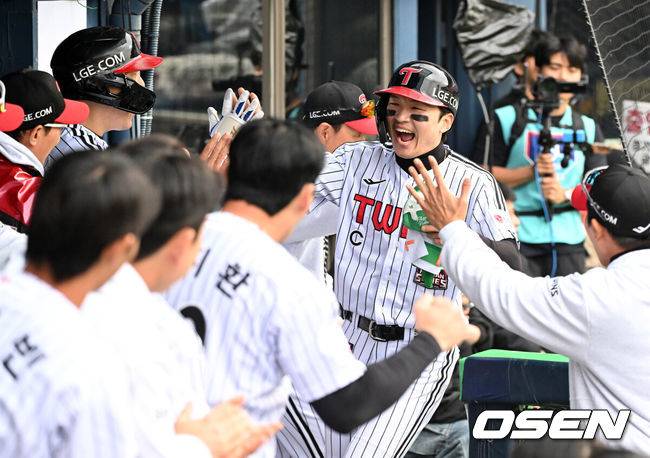 [OSEN=잠실, 이대선 기자] 26일 오후 서울 잠실야구장에서 2025 신한 SOL Bank KBO리그 포스트시즌 한국시리즈 1차전 LG 트윈스와 한화 이글스의 경기가 열렸다. LG는 앤더스 톨허스트, 한화는 문동주를 선발 투수로 내세웠다. 6회초 1사 만루에서 LG 신민재의 중전 2타점 적시타 때 홈을 밟은 박해민이 환호하고 있다. 2025.10.26 /sunday@osen.co.kr