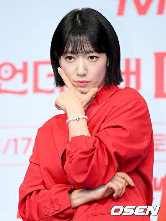 [OSEN=조은정 기자] tvN 새 토일드라마 ‘언더커버 미쓰홍’ 제작발표회가 12일 오후 서울 구로구 신도림 더링크 호텔에서 열렸다.‘언더커버 미쓰홍’은 1990년대 세기말, 30대 엘리트 증권감독관 홍금보가 수상한 자금의 흐름이 포착된 증권사에 20살 말단 사원으로 위장취업하며 벌어지는 좌충우돌 레트로 오피스 코미디다. 고경표 외에 배우&nbsp;박신혜,&nbsp;하윤경&nbsp;등이 출연한다.배우 박신혜가 포즈를 취하고 있다. 2026.01.12 /cej@osen.co.kr