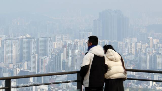 ▲'다주택자 양도소득세 중과' 조치가 오는 5월 9일부터 재시행된다. 다주택자가 보유한 조정대상지역 주택 양도차익에는 최고 75%(지방세 포함 82.5%)의 세율이 적용된다. 사진은 12일 서울 남산에서 바라본 아파트 단지 일대. ⓒ연합뉴스