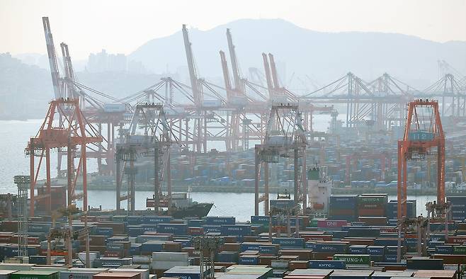 부산항 북항이 분주한 모습이다. 연합뉴스