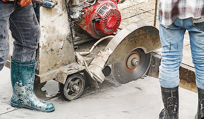 공사장의 데시벨은 약 90dB. 명절 대가족이 모인 거실의 소음 역시 이와 맞먹는 수준이다. 당신의 전두엽은 지금 ‘소음 폭격’을 견디고 있다. 게티 이미지뱅크