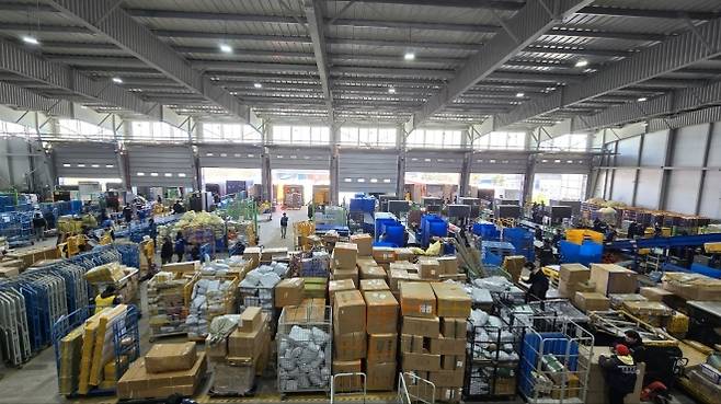 경기 평택세관 해상특송센터에 해외 직구 물품 등 통관을 대기 중인 특송 물량이 쌓여 있다. 서울신문DB