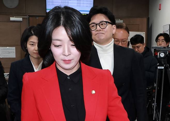 배현진 국민의힘 의원이 지난 13일 국회 소통관에서 열린 당원권 정지 1년 처분 관련 기자회견을 마친 후 한동훈 전 대표와 함께 소통관을 나서고 있다. 연합뉴스