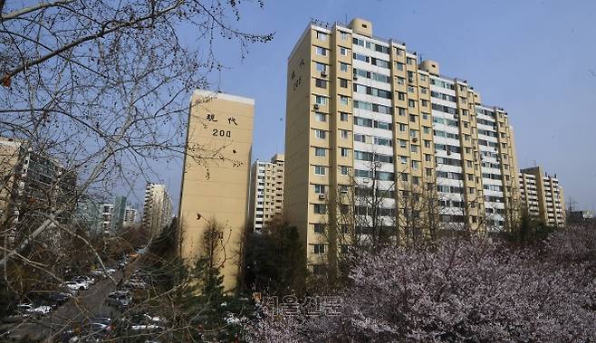 압구정 현대아파트 - 올해 재건축 시공사 선정을 앞두고 있는 압구정 현대아파트 모습. 2022.4.5안주영 전문기자