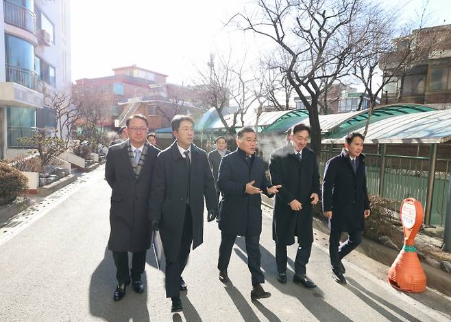 김보현(가운데) 대우건설 사장이 지난달 22일 서울 성동구 성수전략정비구역 4지구 사업지를 찾아 건축사업본부 임직원들과 함께 현장 점검을 하고 있다. 대우건설 제공