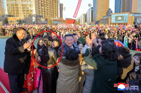 평양 화성지구 4단계 1만세대 살림집 준공식이 지난 16일 진행됐다고 조선중앙통신이 17일 보도했다. 사진은 김정은 북한 국무위원장 딸 주애가 주민을 껴안고 축하하는 모습. 평양 조선중앙통신 연합뉴스