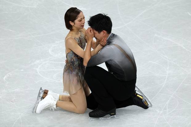 미우라 리쿠(왼쪽)와 기하라 류이치가 연기를 마친 뒤 감격의 눈물을 흘리고 있다. EPA연합뉴스