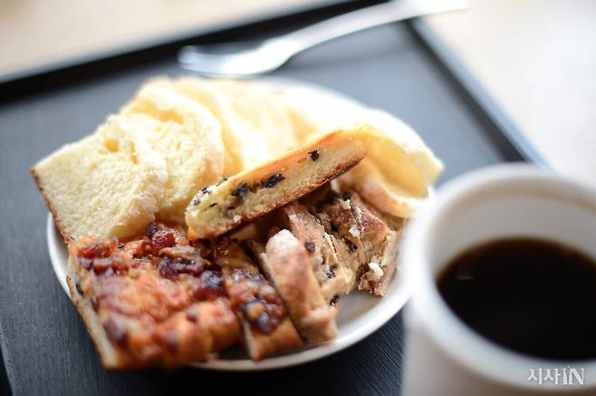 빵과 커피는 은유 작가가 아침밥 대신 자주 먹는 음식이다. ⓒ시사IN 조남진