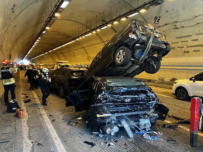 17일 오전 10시20분경 전북 완주군 순천완주고속도로 전주 방향 용암3터널 내 1차로에서 버스 등 차량 7대가 추돌해 3명이 다쳤다. ⓒ연합뉴스