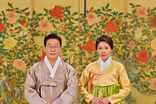이재명 대통령과 김혜경 여사가 17일 공개된 영상에서 한복차림으로 국민에게 새해 인사를 전했다. ⓒ연합뉴스