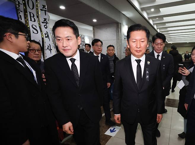 정청래 더불어민주당 대표(오른쪽)와 장동혁 국민의힘 대표가 지난달 30일 서울 종로구 서울대학교병원 장례식장에 마련된 고 (故) 이해찬 전 국무총리의 빈소에서 이동하고 있다. ⓒ사진공동취재단