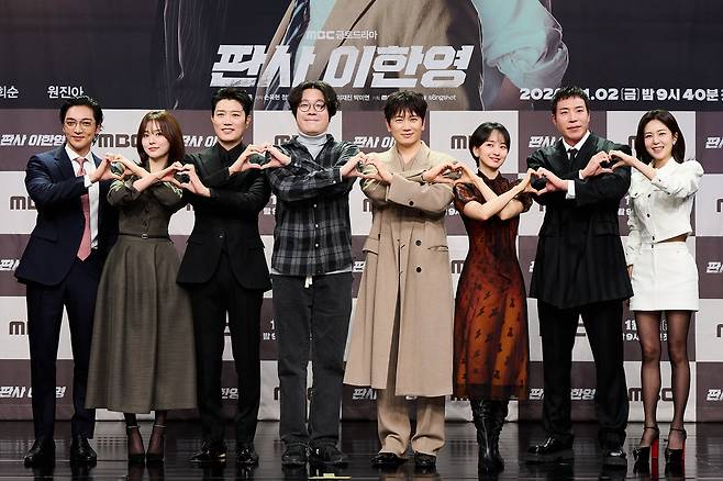 MBC ‘판사 이한영’ 제작발표회에서 포즈를 취하고 있는 이재진 PD(왼쪽에서 네 번째)와 출연진.