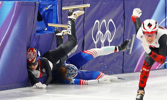 ▲ 10일 쇼트트랙 스피드스케이팅 혼성 2000m 계주 준결승전에서 나온 김길리와 코린 스토다드의 충돌 장면. 스토다드는 이날 여자 500m와 혼성 2000m 계주 준준결승전에서도 미끄러져 넘어지는 장면이 있었다. 곽윤기 김아랑 해설위원은 준준결승이 끝난 뒤 스토다드가 같은 실수를 반복하고 있다며 우려했는데, 결국 준결승전에서 한국이 그의 세 번째 실수에 당하고 말았다. ⓒ 연합뉴스