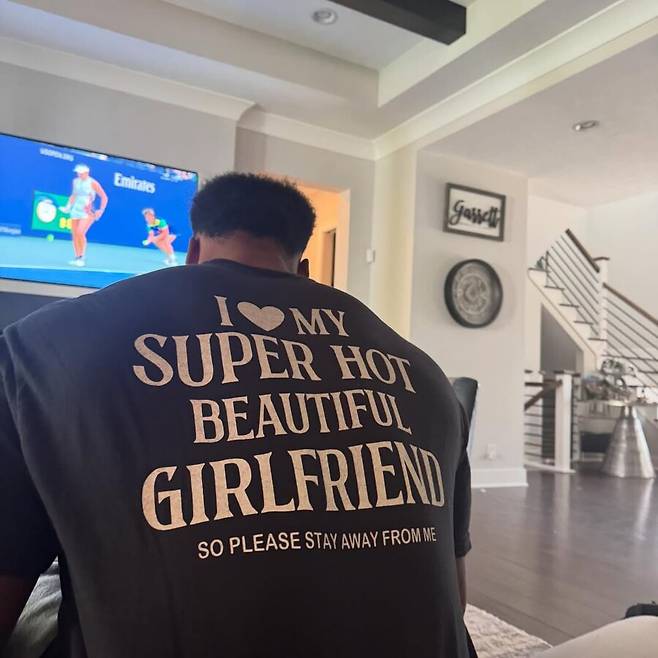 ▲ 클로이 킴이 남자친구 마일스 개럿에게 사준 티셔츠 ⓒ클로이 킴 SNS