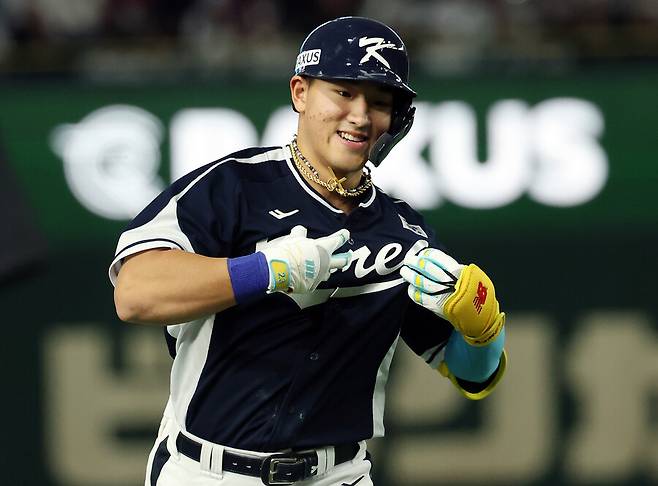 ▲ 안현민이 일본을 상대로 선제 2점홈런을 때리고 기뻐하고 있다. ⓒ연합뉴스