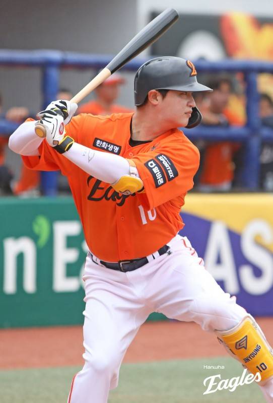 ▲ 올해는 중견수 자리에서 경쟁할 것으로 보이는 이진영은 오재원이 가지고 있지 않은 1군에서의 공격 실적이 있다 ⓒ한화이글스