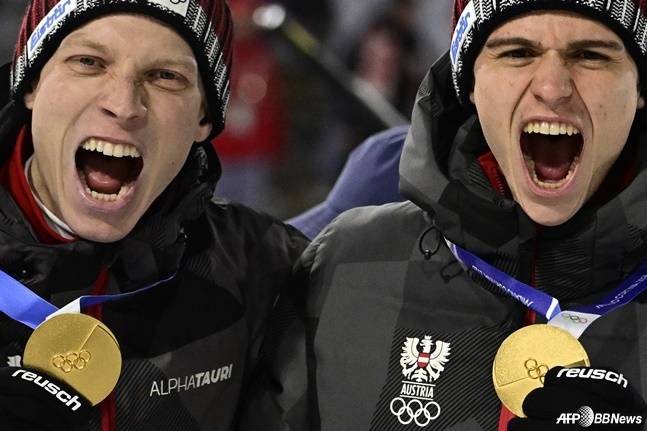 2026 밀라노·코르티나담페초 동계올림픽 스키점프 남자 슈퍼팀 결선에서 금메달을 차지한 오스트리아. /AFPBBNews=뉴스1
