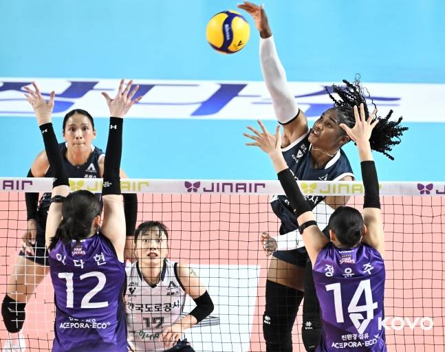 양 팀 최다 득점을 터뜨린 한국도로공사 모마(오른쪽 위)가 높은 타점에서 공격을 펼치고 있다. /사진=KOVO 제공