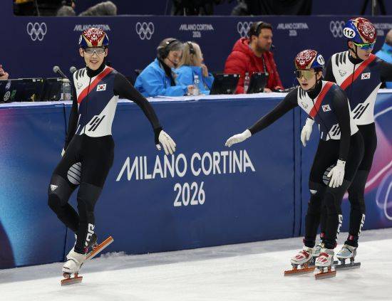 한국 남자 쇼트트랙 대표팀이 남자 5000m 계주 결승 진출에 성공하면서 2006 토리노 올림픽 이후 첫 금메달을 노린다. 황대헌(강원도청), 임종언(고양시청) 신동민(화성시청), 이정민, 이준서(이상 성남시청)로 구성된 남자 쇼트트랙 계주 대표팀은 16일(한국시간) 이탈리아 밀라노 아이스스케이팅 아레나에서 열린 2026 밀라노·코르티나담페초 동계올림픽 쇼트트랙 남자 5000m 준결승 2조에서 6분52초708로 결승선을 통과해 1위를 차지하고 결승(파이널A)에 진출했다. 한국과 같은 조에선 이번 대회 남자 1000m, 1500m 2관왕 옌스 판트바우트가 있는 네덜란드가 6분52초751로 2위를 차지하며 결승에 동반 진출했다. 벨기에와 일본은 탈락했다. 1조에선 캐나다와 이탈리아가 결승 티켓을 거머쥐었다. 중국, 프랑스는 탈락했다. 남자 5000m 계주 파이널A는 오는 21일 오전 5시18분 같은 장소에서 열린다. 연합뉴스