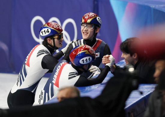 한국 남자 쇼트트랙 대표팀이 남자 5000m 계주 결승 진출에 성공하면서 2006 토리노 올림픽 이후 첫 금메달을 노린다. 황대헌(강원도청), 임종언(고양시청) 신동민(화성시청), 이정민, 이준서(이상 성남시청)로 구성된 남자 쇼트트랙 계주 대표팀은 16일(한국시간) 이탈리아 밀라노 아이스스케이팅 아레나에서 열린 2026 밀라노·코르티나담페초 동계올림픽 쇼트트랙 남자 5000m 준결승 2조에서 6분52초708로 결승선을 통과해 1위를 차지하고 결승(파이널A)에 진출했다. 한국과 같은 조에선 이번 대회 남자 1000m, 1500m 2관왕 옌스 판트바우트가 있는 네덜란드가 6분52초751로 2위를 차지하며 결승에 동반 진출했다. 벨기에와 일본은 탈락했다. 1조에선 캐나다와 이탈리아가 결승 티켓을 거머쥐었다. 중국, 프랑스는 탈락했다. 남자 5000m 계주 파이널A는 오는 21일 오전 5시18분 같은 장소에서 열린다. 연합뉴스