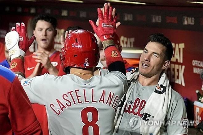 우완투수 워커 뷸러가 미국 메이저리그(MLB) 샌디에이고 파드리스와 1년 마이너 계약에 합의했다. 뷸러는 지난 시즌을 앞두고 보스턴과 1년 총액 2105만 달러에 계약했으나 23경기 112⅓이닝 7승 7패 평균자책점 5.45로 기대에 미치지 못했다. 9월 초 필라델피아 필리스로 이적한 뒤에는 3경기 13⅔이닝 3승 평균자책점 0.66으로 준수한 성적을 남기며 반등 가능성을 보여줬다. AP 연합뉴스