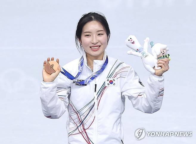 김길리 동메달 (밀라노=연합뉴스) 류영석 기자 = 16일(현지시간) 이탈리아 밀라노 아이스스케이팅 아레나에서 열린 2026 밀라노-코르티나담페초 동계올림픽 쇼트트랙 여자 1000m 시상식에서 동메달을 획득한 김길리가 기뻐하고 있다. 2026.2.16 ondol@yna.co.kr