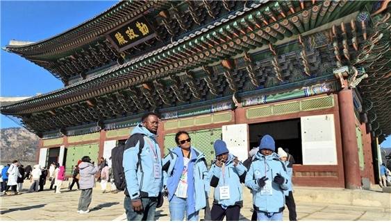 근정전 앞에서 선 잠비아 팀 왼쪽부터 피터 코치, 청소년 참가자 민주, 프레드릭, 벨샤자(2026.1.29. 필자 촬영) [이은별 제공. 재판매 및 DB 금지]