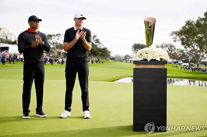 2025년 제네시스 인비테이셔널 시상식. 우즈(왼쪽)와 우승자 오베리.  [AFP=연합뉴스]
