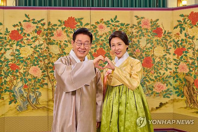 2026년 새해 인사하는 이재명 대통령과 김혜경 여사 (서울=연합뉴스) 이재명 대통령과 김혜경 여사가 한복차림으로 국민에게 새해 인사를 전하고 있다. 2026.2.17 [청와대 제공. 재판매 및 DB 금지] photo@yna.co.kr