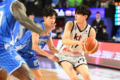 경합하는 양우혁과 강성욱(좌측부터) [KBL 제공. 재판매 및 DB 금지]