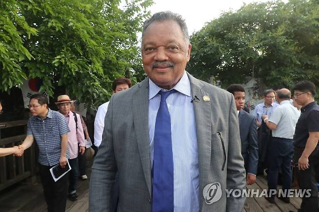 임진각 찾은 잭슨 목사 (파주=연합뉴스) 임병식 기자 = 미국 인권운동가 제시 잭슨 목사가 23일 오후 경기도 파주시 임진각에서 열린 평화통일 월요기도회를 마치고 미소 지으며 이동하고 있다. 2018.7.23 andphotodo@yna.co.kr