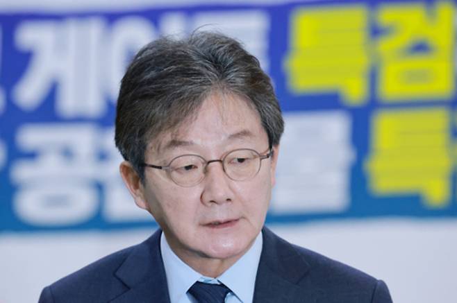 ▲ 유승민 전 의원이 지난달 20일 국회 로텐더홀에서 단식 중인 국민의힘 장동혁 대표를 만난 뒤 취재진과 인터뷰하고 있다. /연합뉴스