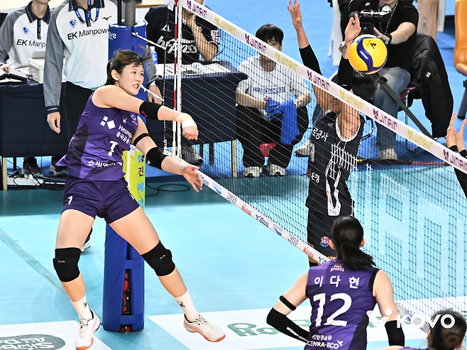17일 경북 김천체육관에서 열린 2025~2026 V리그 경기서 흥국생명 김다은(1번)이 한국도로공사 블로킹을 피해 스파이크를 성공시키고 있다. 사진=한국배구연맹