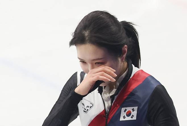 16일(현지시간) 이탈리아 밀라노 아이스스케이팅 아레나에서 열린 2026 밀라노·코르티나담페초 동계 올림픽 쇼트트랙 여자 1천m 결승에서 동메달을 따낸 김길리(성남시청)가 눈물을 닦고 있다.