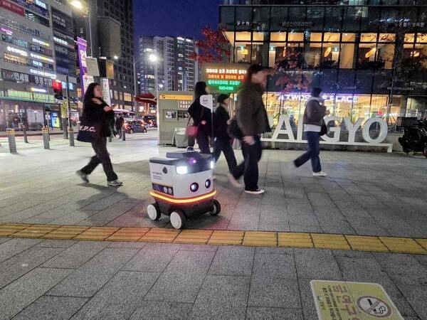 판교역을 야간 순찰 중인 스마트 순찰로봇.